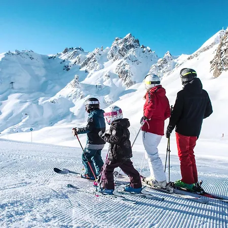 Apartment Skis Aux Pieds A La Tania - 2 Pieces, 31m², 4 Pers, Balcon, Proche Commerces - Fr-1-182a-17 *